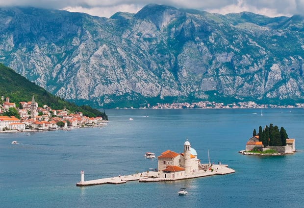 Kleine Inseln in der Bucht von Kotor, Kroatien. 