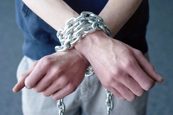 Symbolbild für Magersucht. Hände von Kette gefesselt. Zu Dokumentarfilm Nur Haut und Knochen - Wenn Männer magersüchtig sind. arte 2020. Produktion: Micafilm