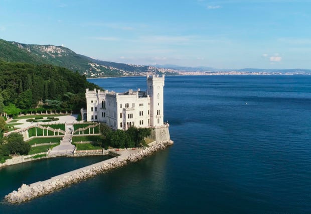 Schloss Miramare in der Bucht von Grignano, Italien