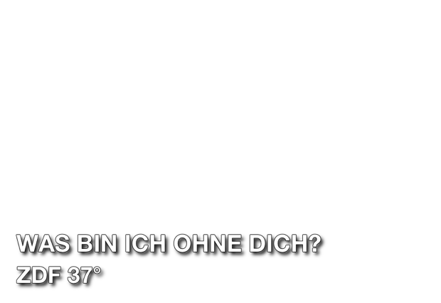 Drei Frauen stehen trauernd vor Kerzen