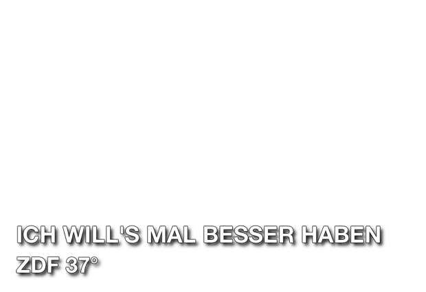 Junge Frau sitzt im Zug und schaut aus dem Fenster