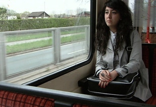 Junge Frau sitzt in der Bahn und schaut aus dem Fenster. Ich wlls mal besser haben. ZDF 37 Grad 2010. Produktion Micafilm
